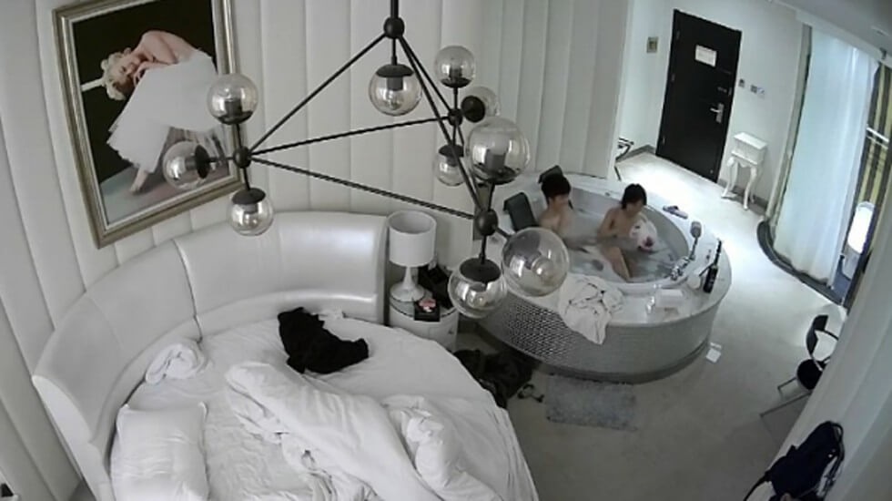 360酒店摄像头偷拍-晚上加完班出来开房减减压的白领小情侣尝新在浴缸里做爱。海报剧照
